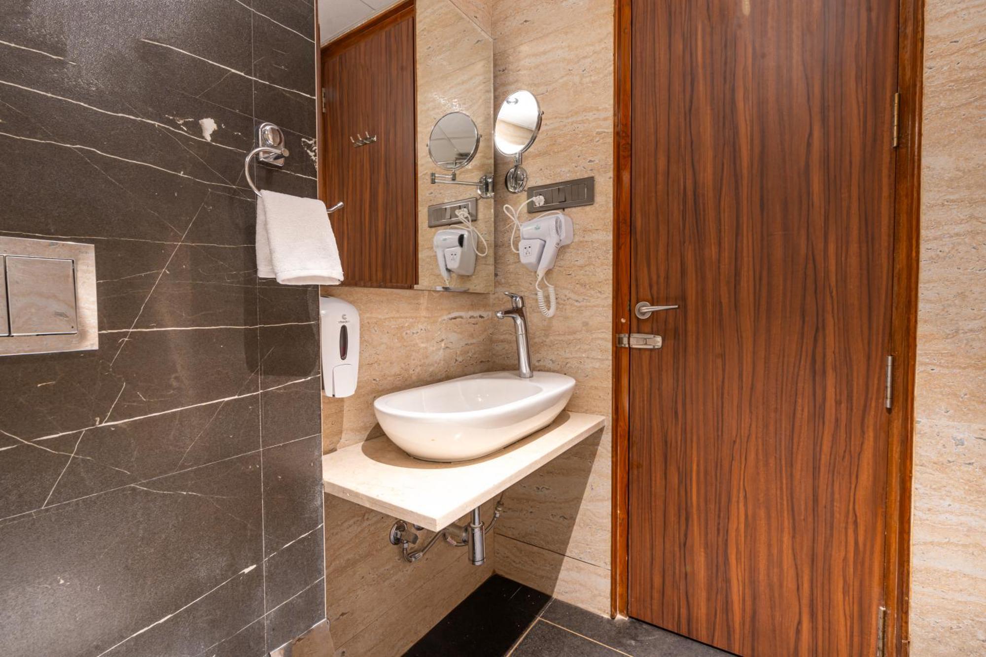 Treebo Premium Heritage Grand -Majiwada Тхане Екстер'єр фото